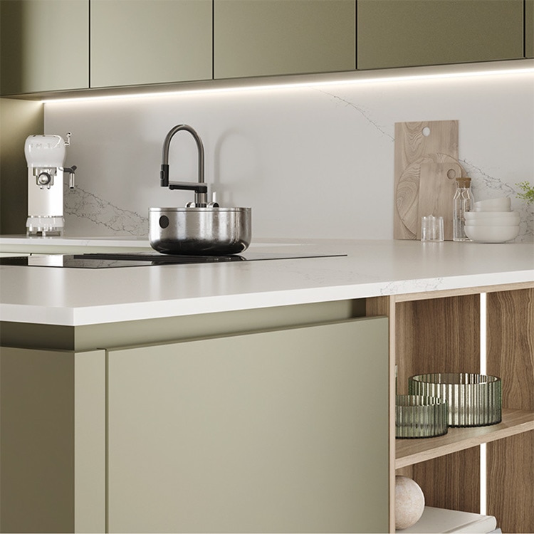 Cucina moderna con piano di lavoro Caranto Quartz in agglomerato di quarzo