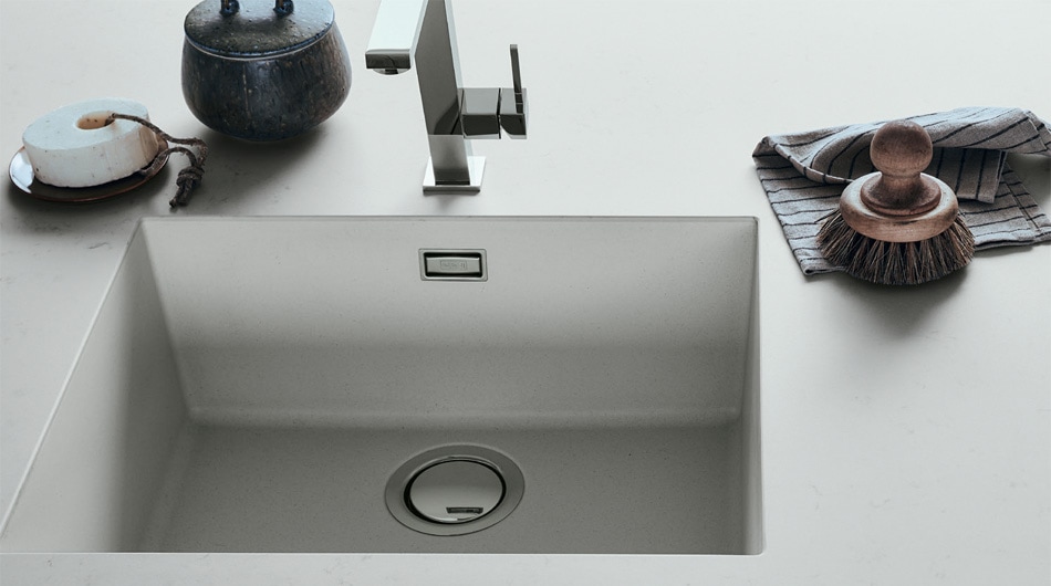 Piano lavoro Caranto con lavello integrato in cucina moderna